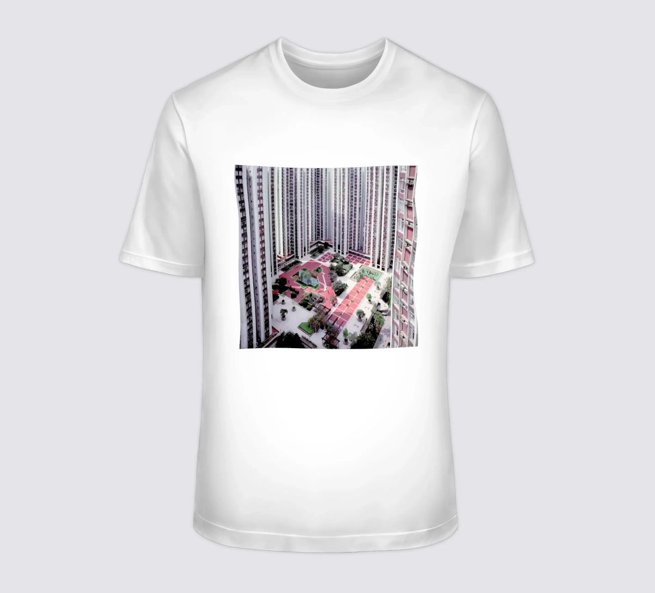 Hong Kong Buildings Courtyard camiseta de Julian Wolkenstein