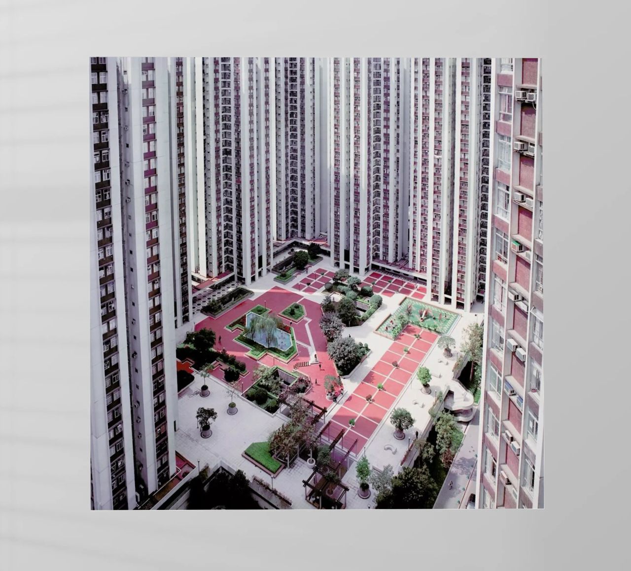 Hong Kong Buildings Courtyard pellicola backlit da Julian Wolkenstein