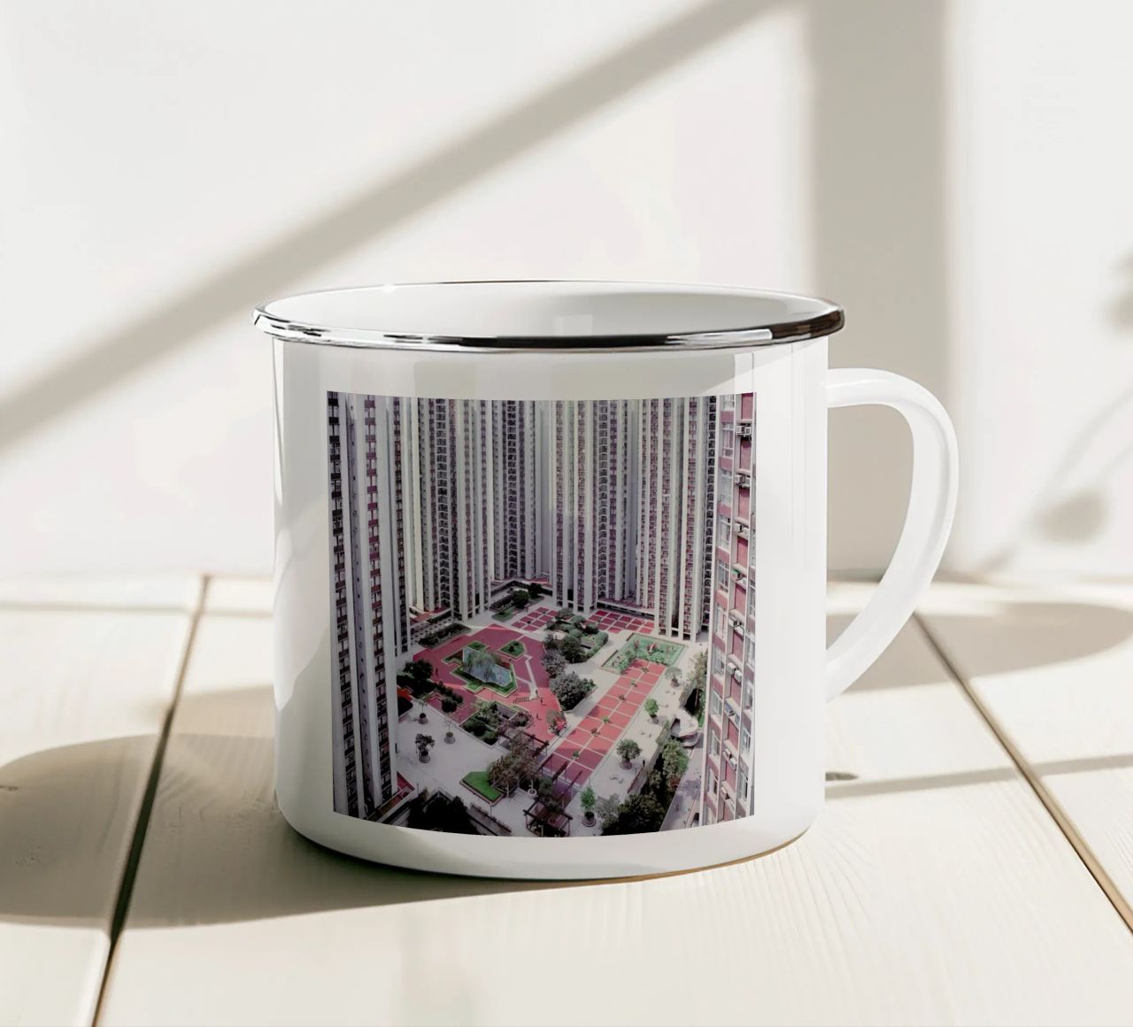 Hong Kong Buildings Courtyard tazza in smalto da Julian Wolkenstein