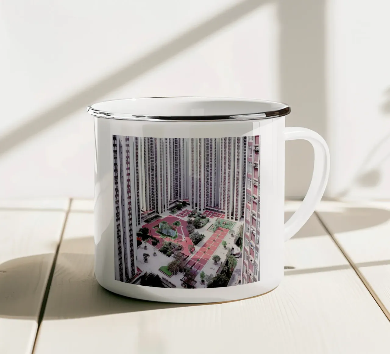 Hong Kong Buildings Courtyard taza de esmalte de Julian Wolkenstein