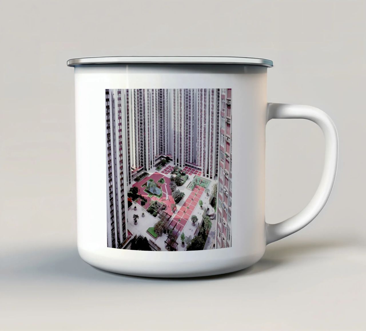 Hong Kong Buildings Courtyard tazza in smalto da Julian Wolkenstein