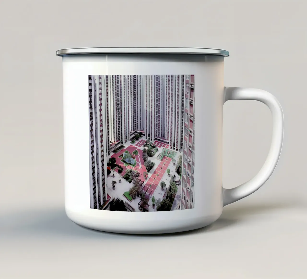 Hong Kong Buildings Courtyard taza de esmalte de Julian Wolkenstein