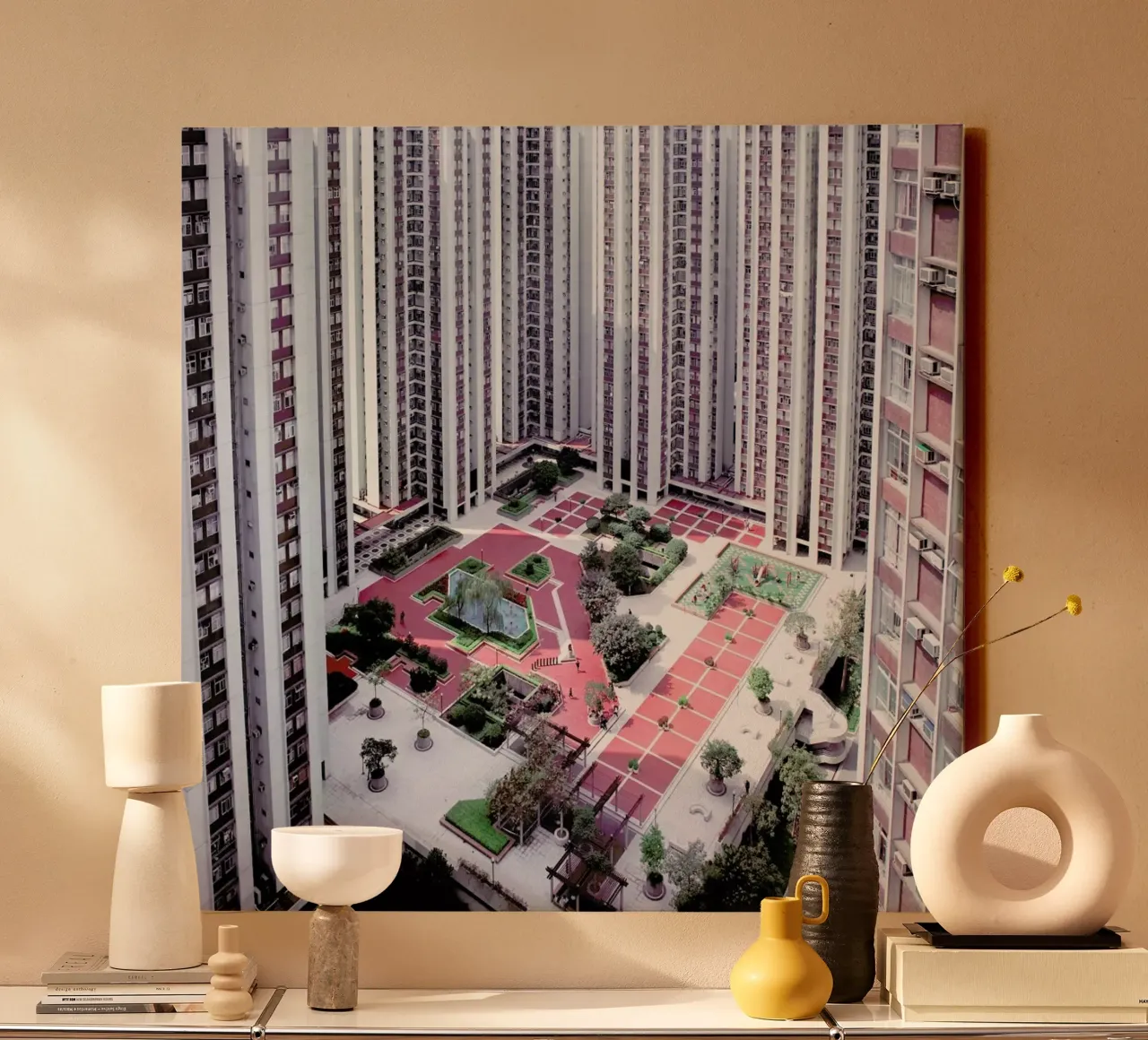 Hong Kong Buildings Courtyard tela con Cornice a cassetta da Julian Wolkenstein