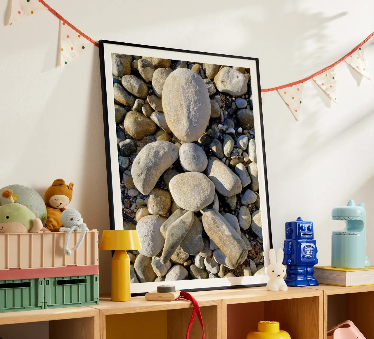 Ciottoli in riva al lago poster con telaio in alluminio da Art Studio by Iris