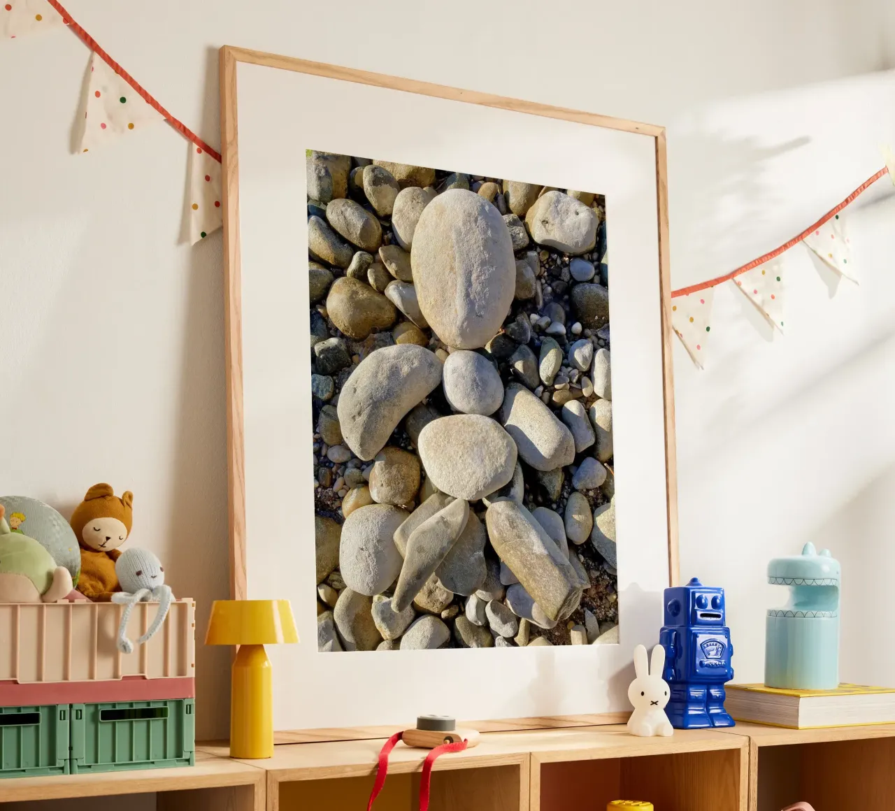 Ciottoli in riva al lago poster con telaio in alluminio da Art Studio by Iris
