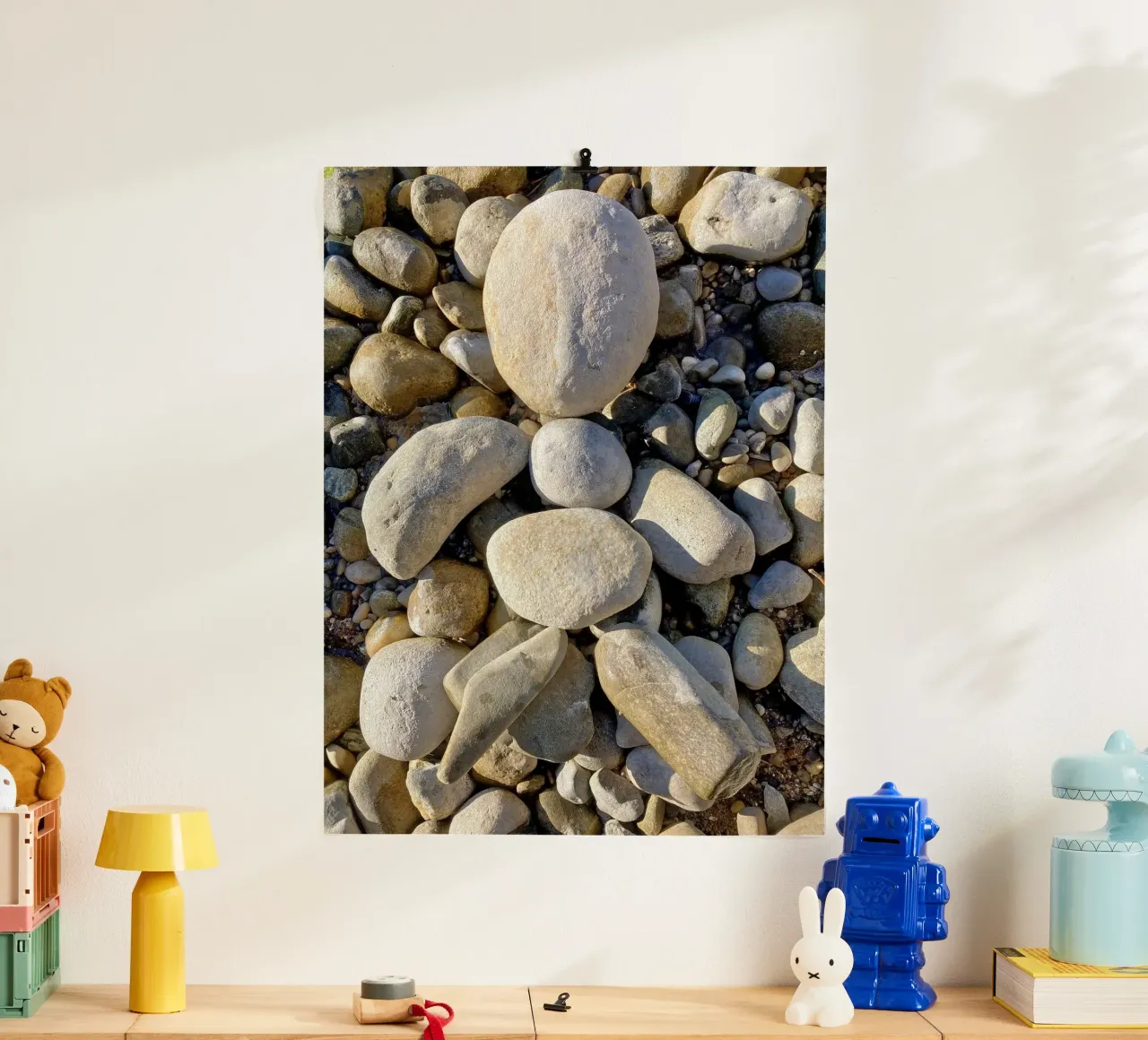 Ciottoli in riva al lago poster con telaio in alluminio da Art Studio by Iris