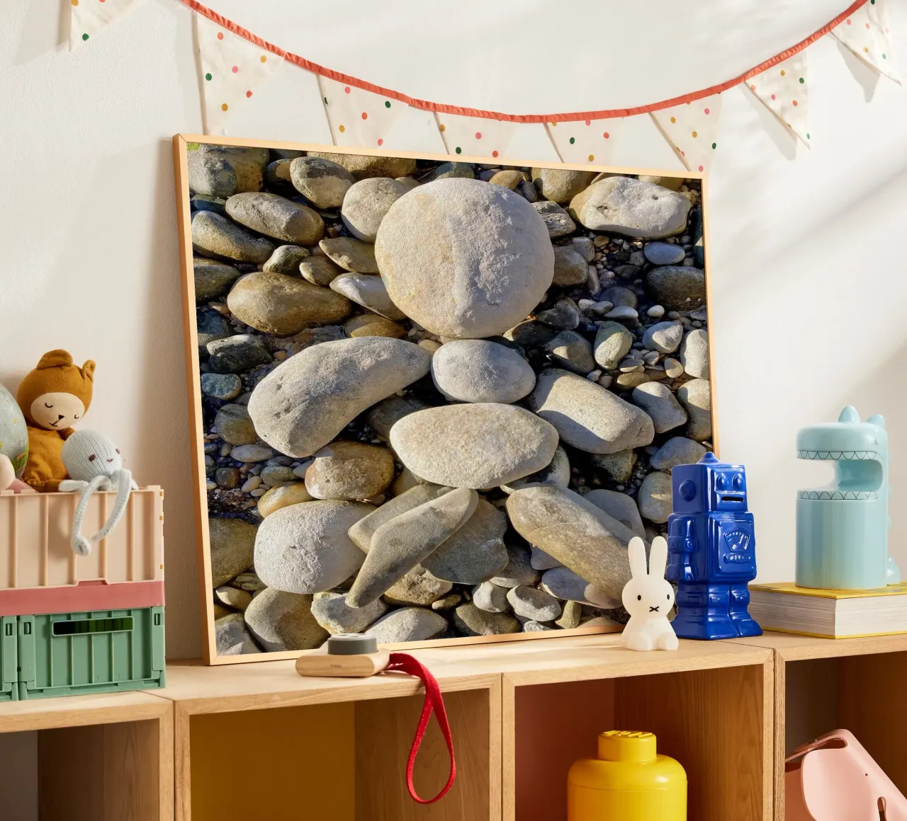 Ciottoli in riva al lago poster con telaio in alluminio da Art Studio by Iris