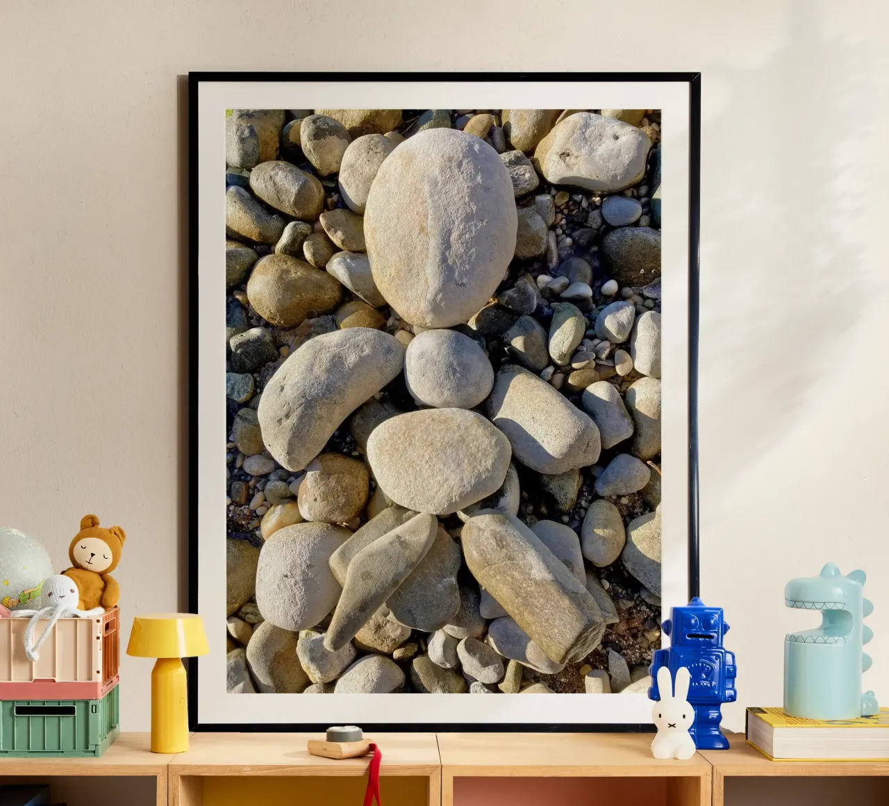Ciottoli in riva al lago poster con telaio in alluminio da Art Studio by Iris