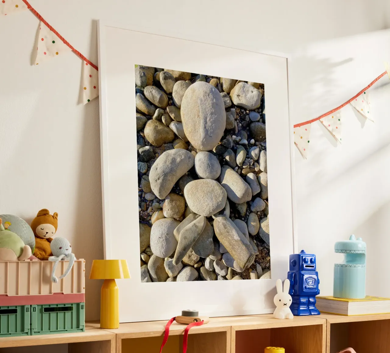 Ciottoli in riva al lago poster con telaio in alluminio da Art Studio by Iris