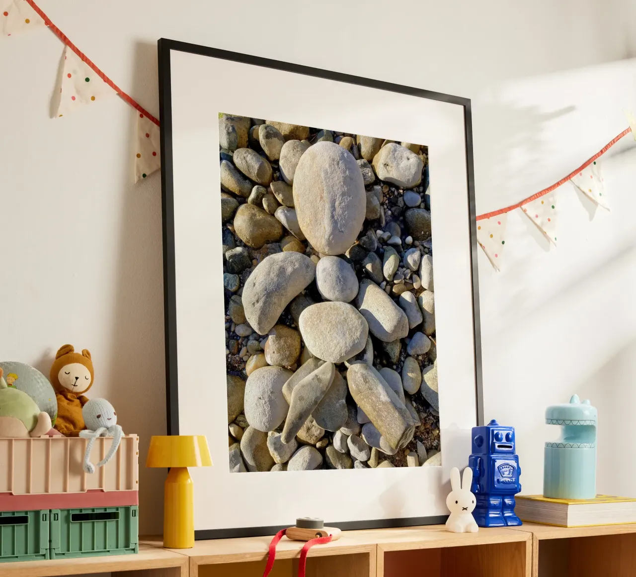 Ciottoli in riva al lago poster con telaio in alluminio da Art Studio by Iris