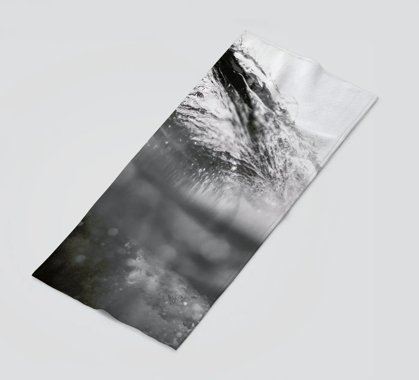 Beneath the surface Strandtuch von Shot By Clint