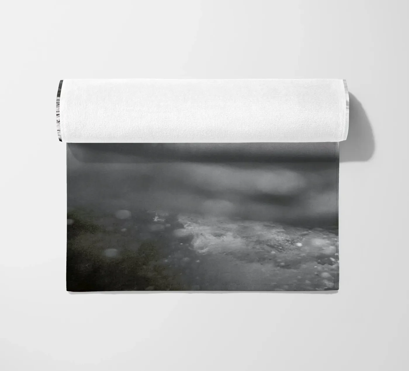 Beneath the surface Strandtuch von Shot By Clint