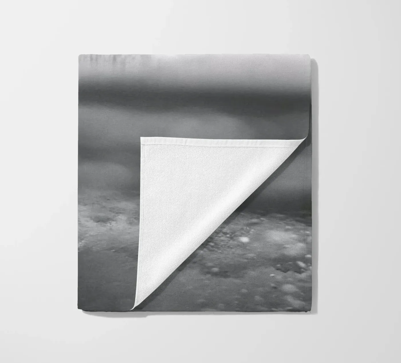 Beneath the surface Strandtuch von Shot By Clint