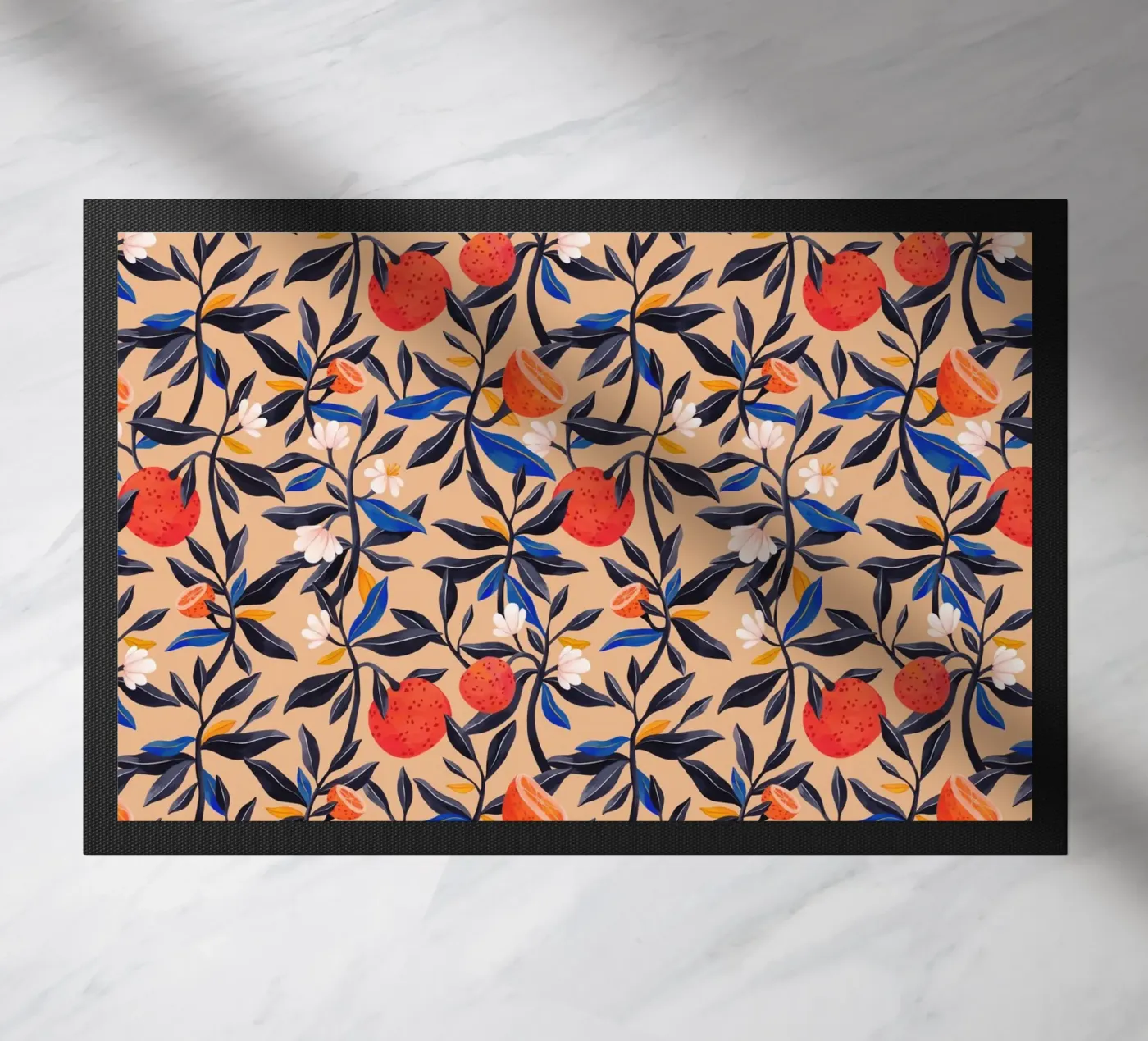 Flammender Garten - Orangen-Muster Fußmatte von The Artcircle