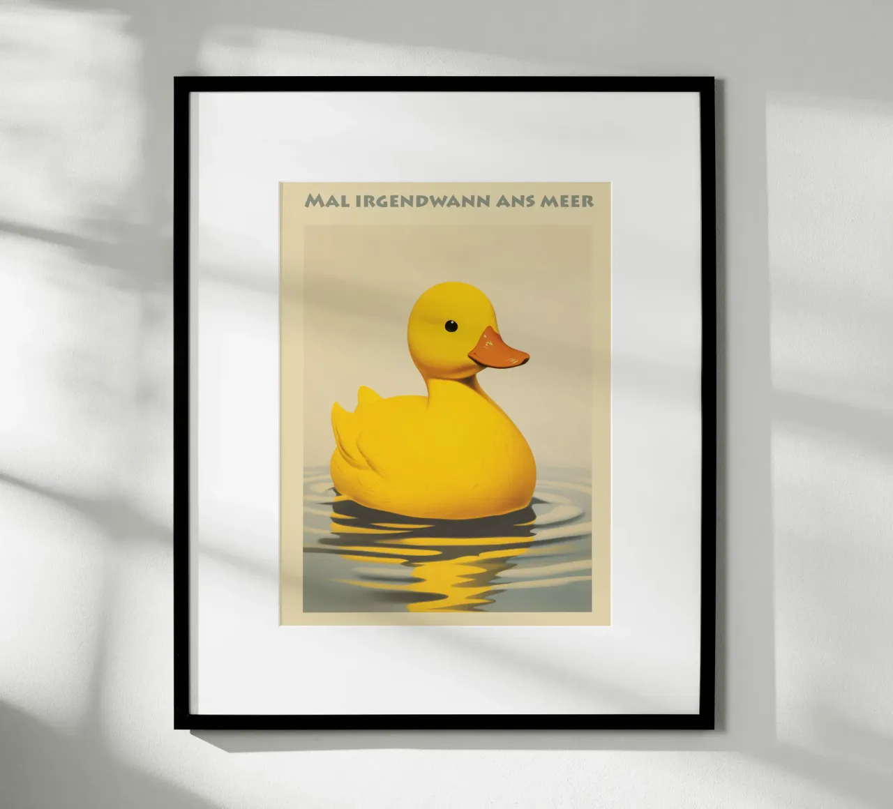 L'anatra gialla di plastica sogna il mare poster da Autofocus