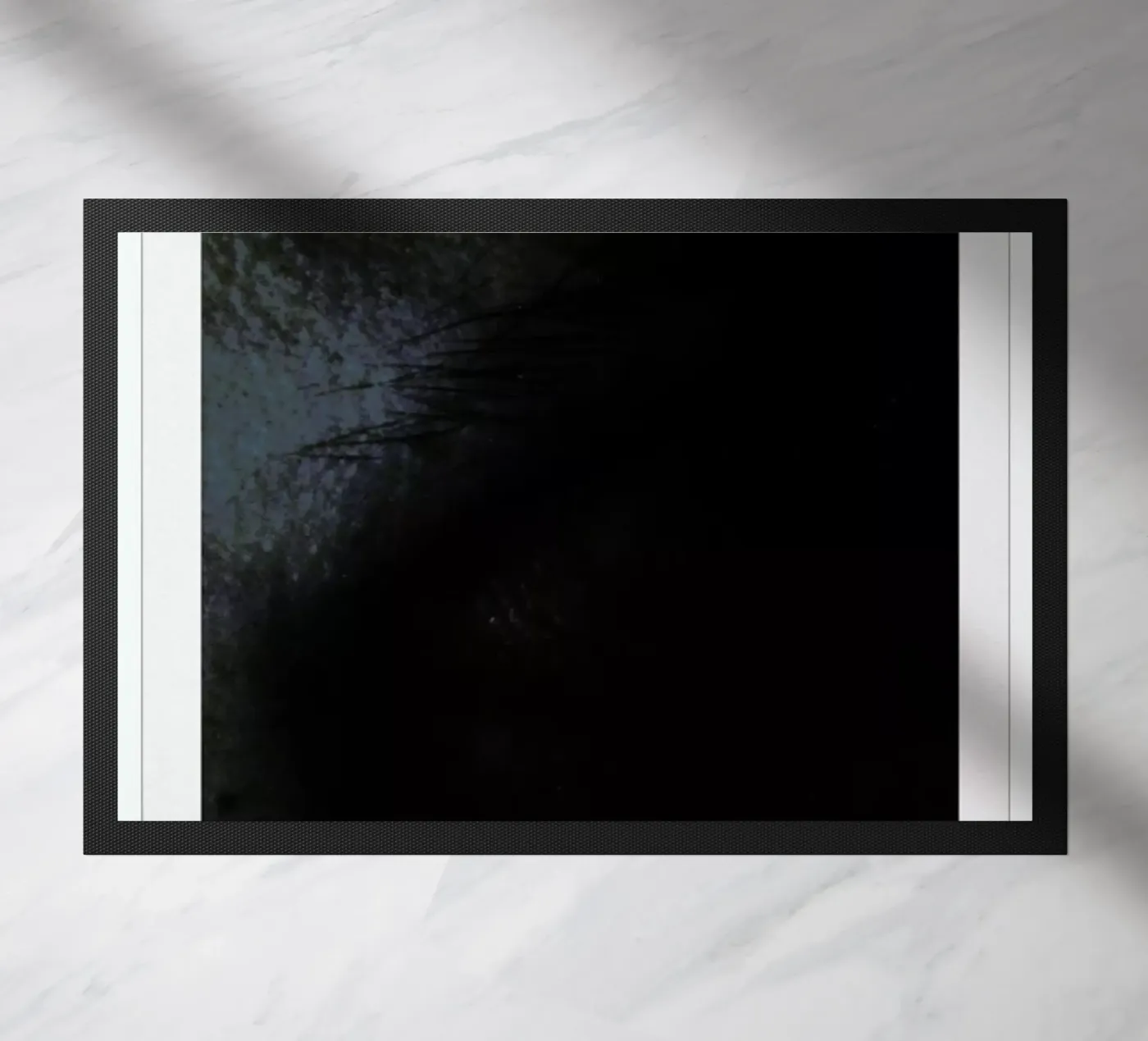 Eye dark paillasson de Lou Garoup