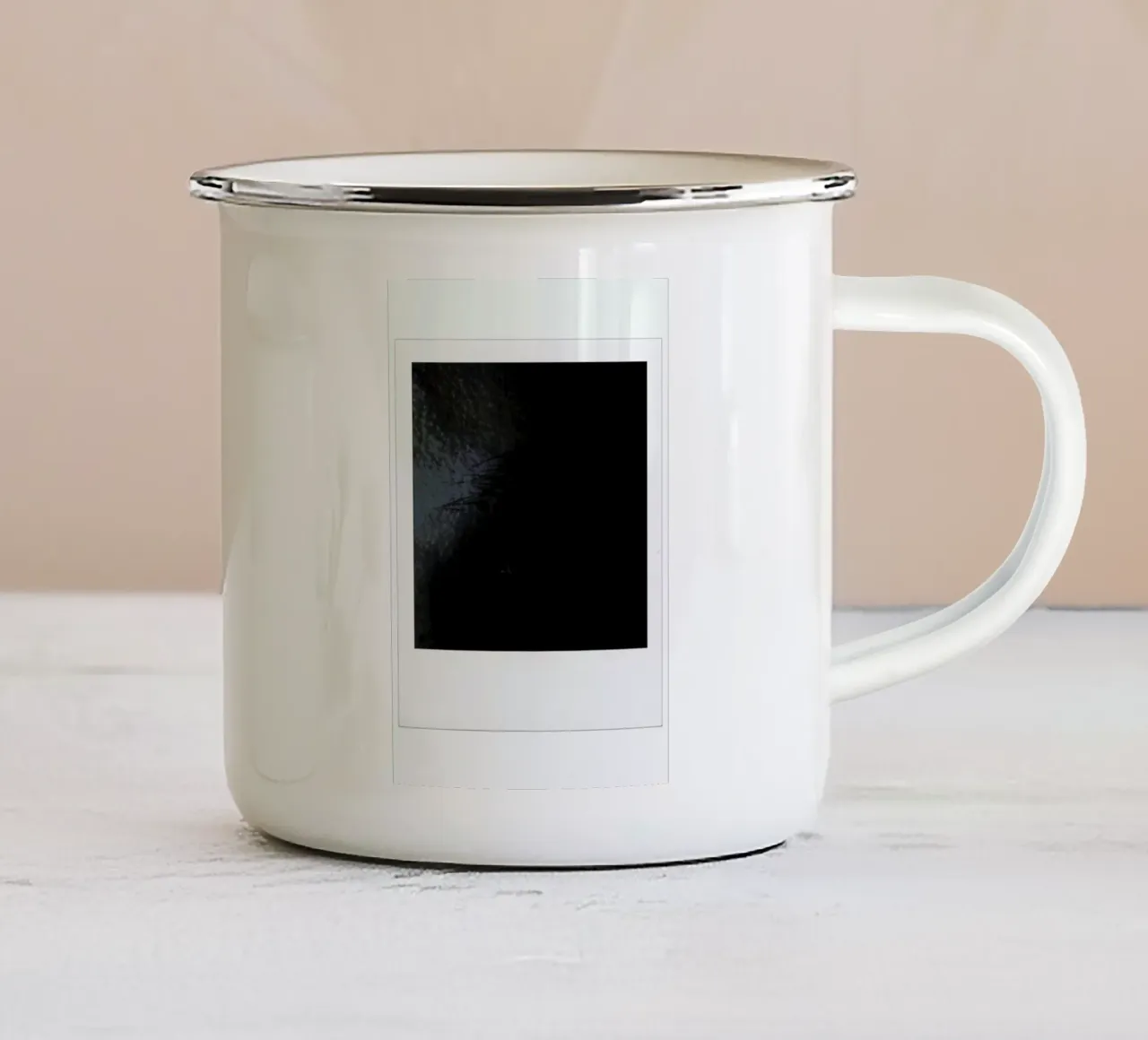 Eye dark tazza in smalto da Lou Garoup
