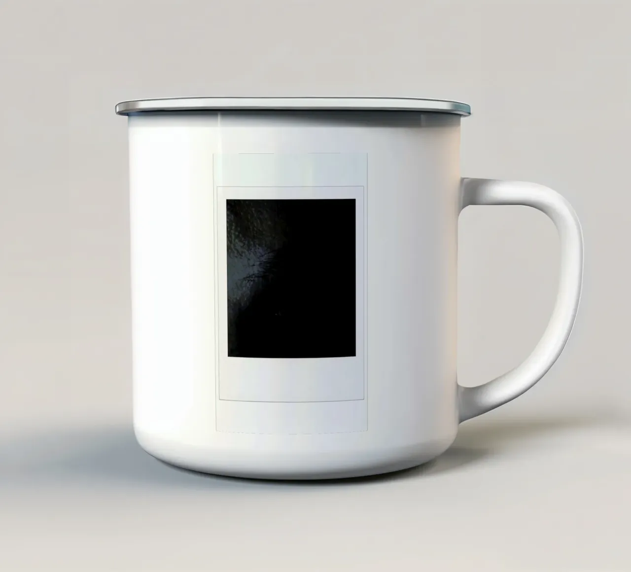 Eye dark tazza in smalto da Lou Garoup