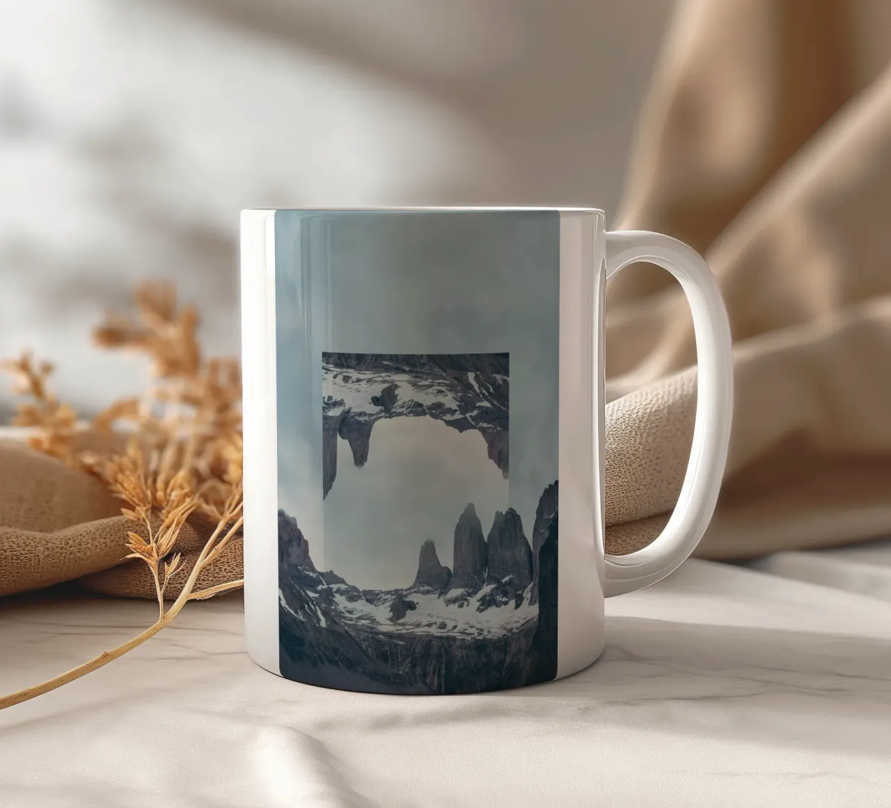 Mania Landscapes Mirrored 2 Torres del Paine (Chile) tazza in ceramica da Mania Print Collection