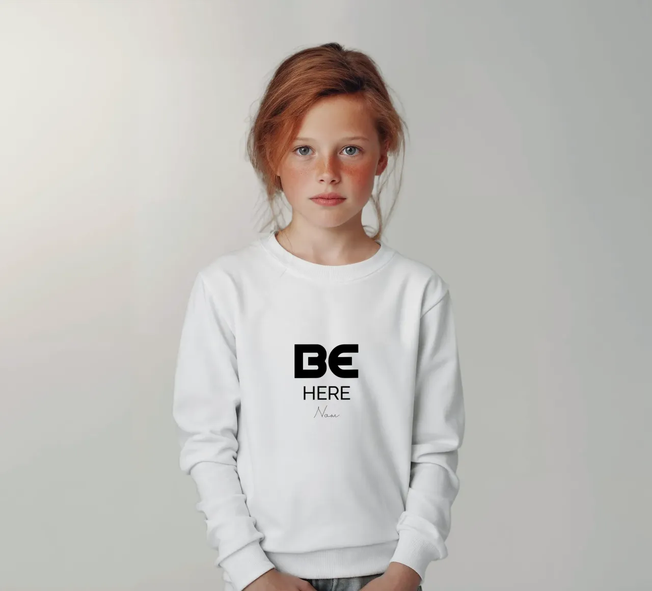 Be Here Now Semplice tipografia moderna e minimalista felpa bambino da YV TYPOGRAPHY
