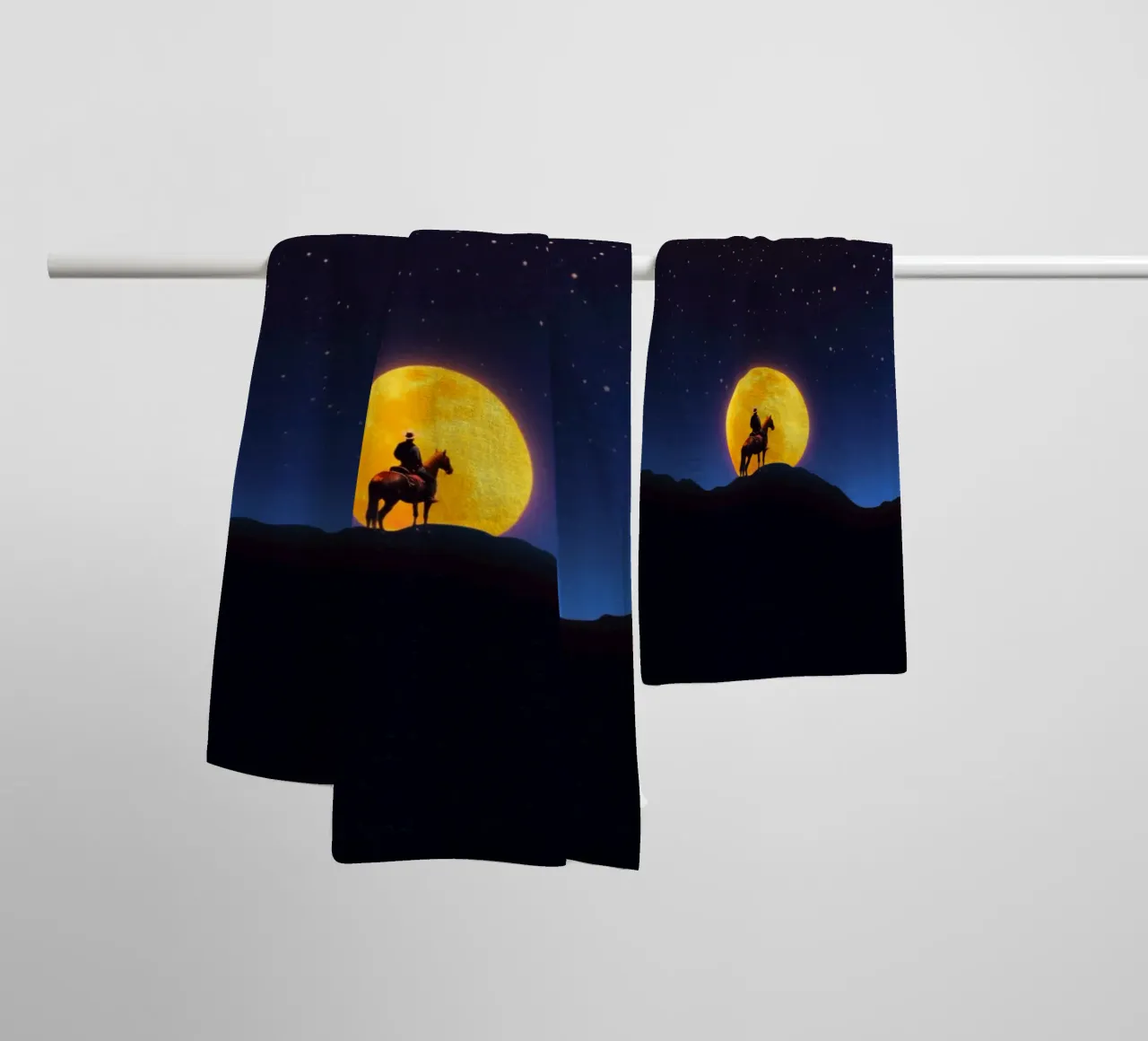 Il Cavaliere e la Luna asciugamano da bagno da Taudalpoi