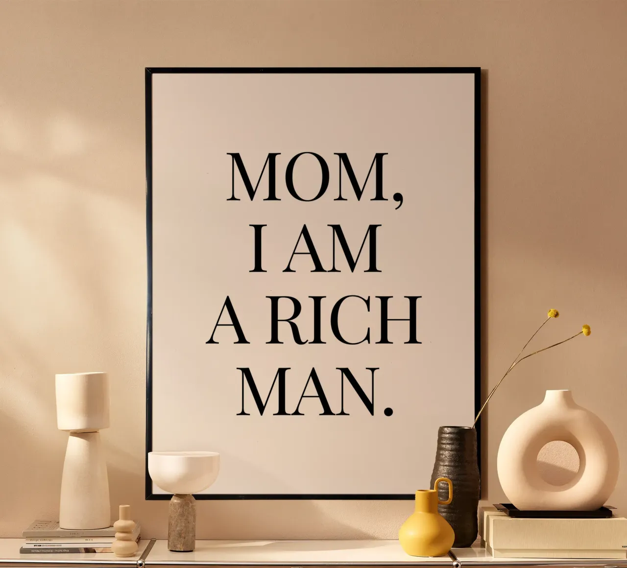 Mamma sono un uomo ricco citazione poster con telaio in plastica da Paigaam Studio