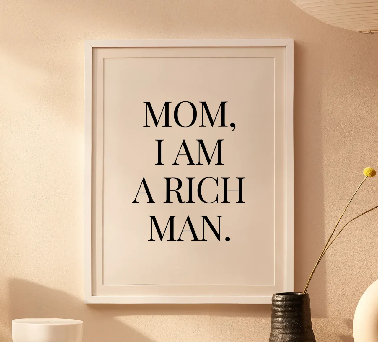 Mamma sono un uomo ricco citazione poster con telaio in plastica da Paigaam Studio