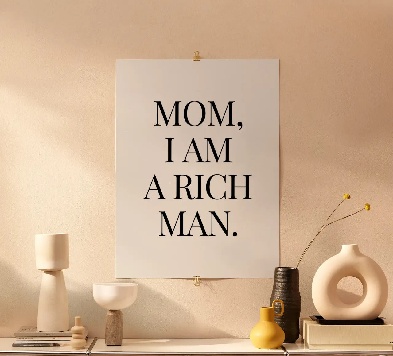 Mamma sono un uomo ricco citazione poster con telaio in plastica da Paigaam Studio