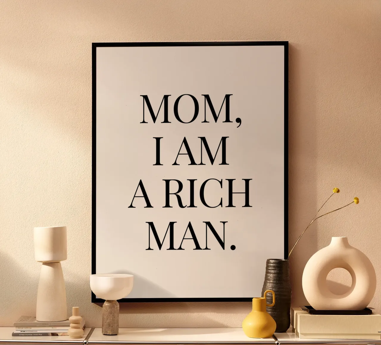 Mamma sono un uomo ricco citazione poster con telaio in plastica da Paigaam Studio