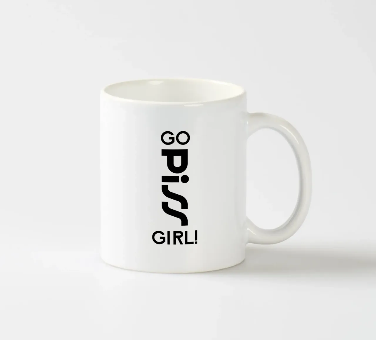 Go Piss Girl Semplice tipografia moderna e minimalista tazza in ceramica da YV TYPOGRAPHY