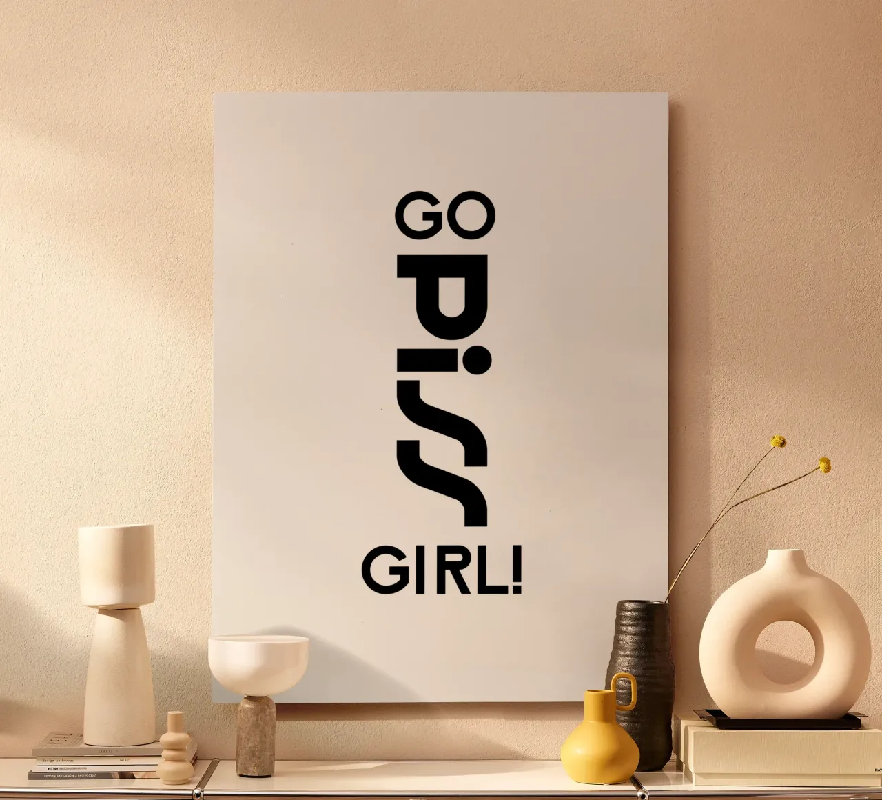Go Piss Girl Semplice tipografia moderna e minimalista alluminio dibond da YV TYPOGRAPHY