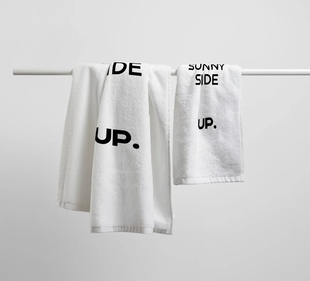 Sunny Side Up Semplice tipografia minimalista asciugamano da bagno da YV TYPOGRAPHY