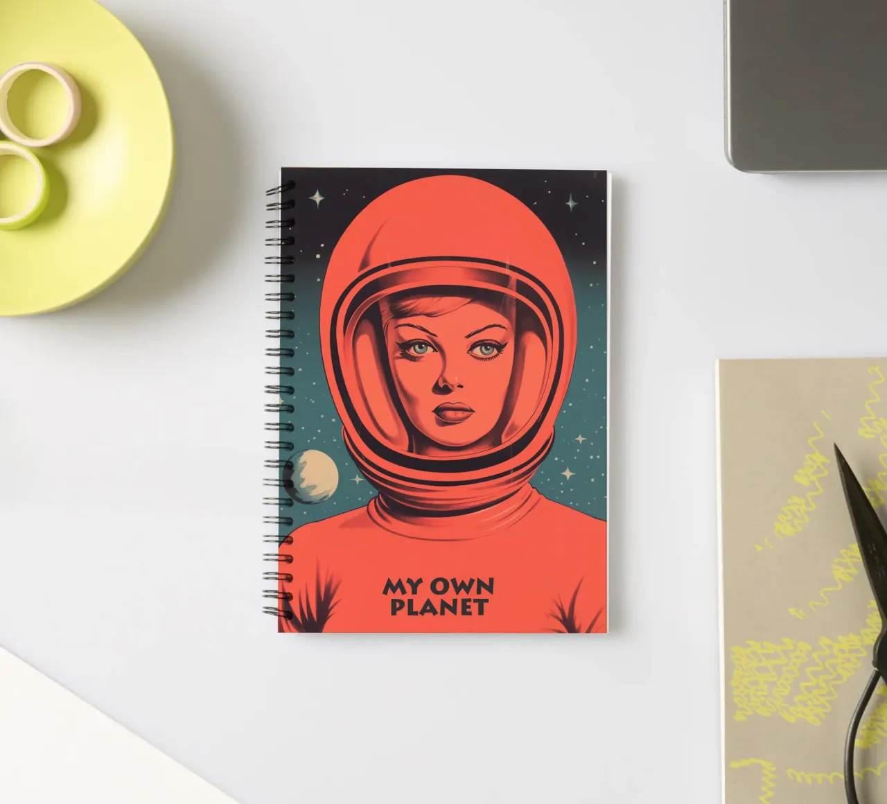 My Own Planet | Ritratto introverso di una donna in tuta spaziale diario ad anelli da Autofocus
