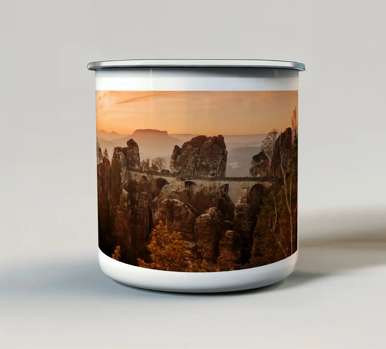 Alba Svizzera sassone - Vista sul Bastei tazza in smalto da Bold and Retro