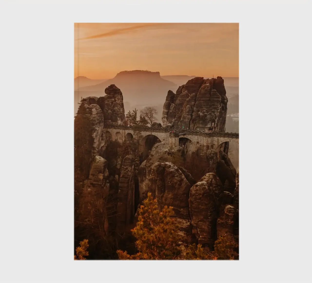 Lever de soleil en Suisse saxonne - vue sur le Bastei carnet de notes de Bold and Retro