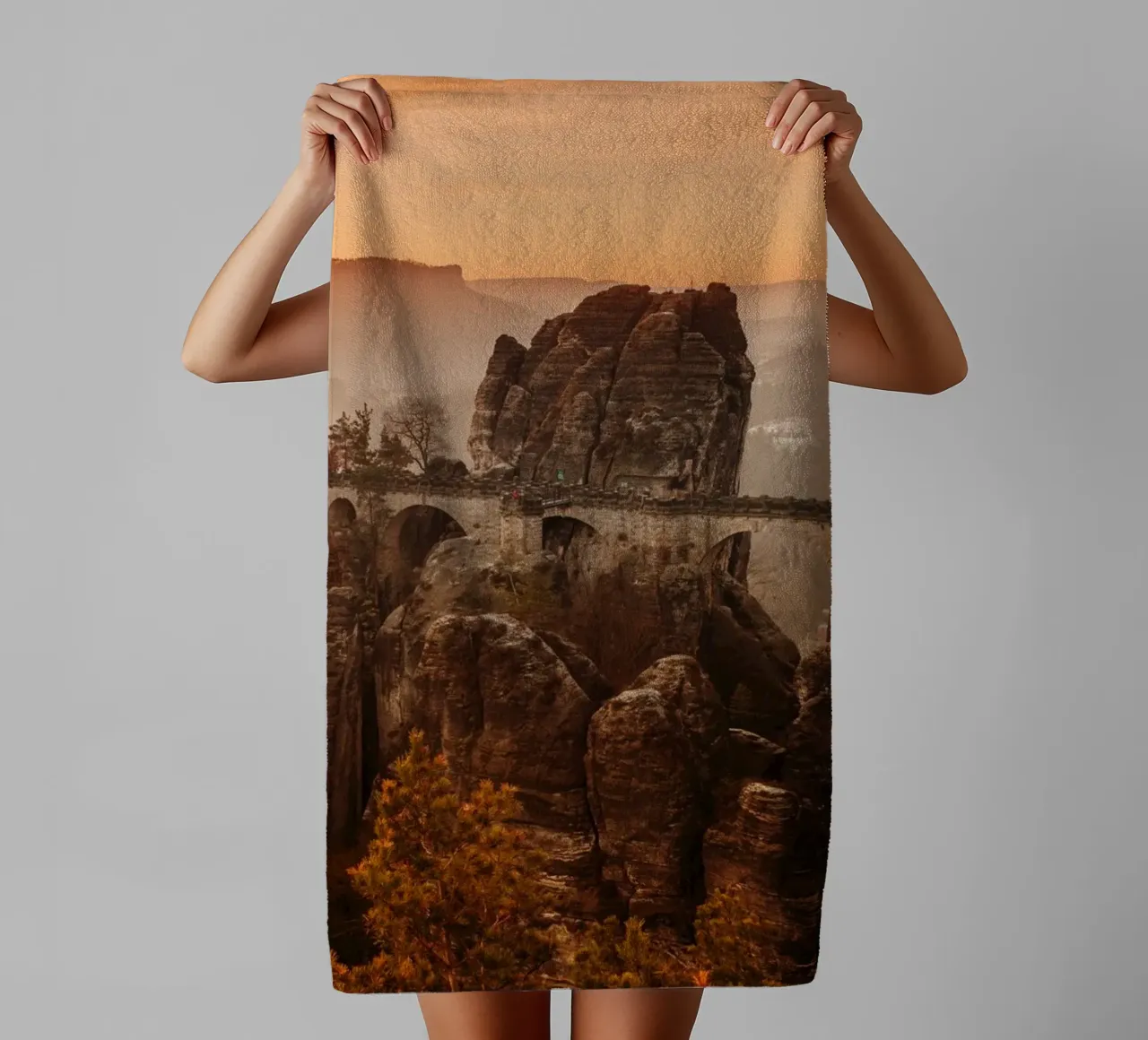 Lever de soleil en Suisse saxonne - vue sur le Bastei serviette de bain de Bold and Retro