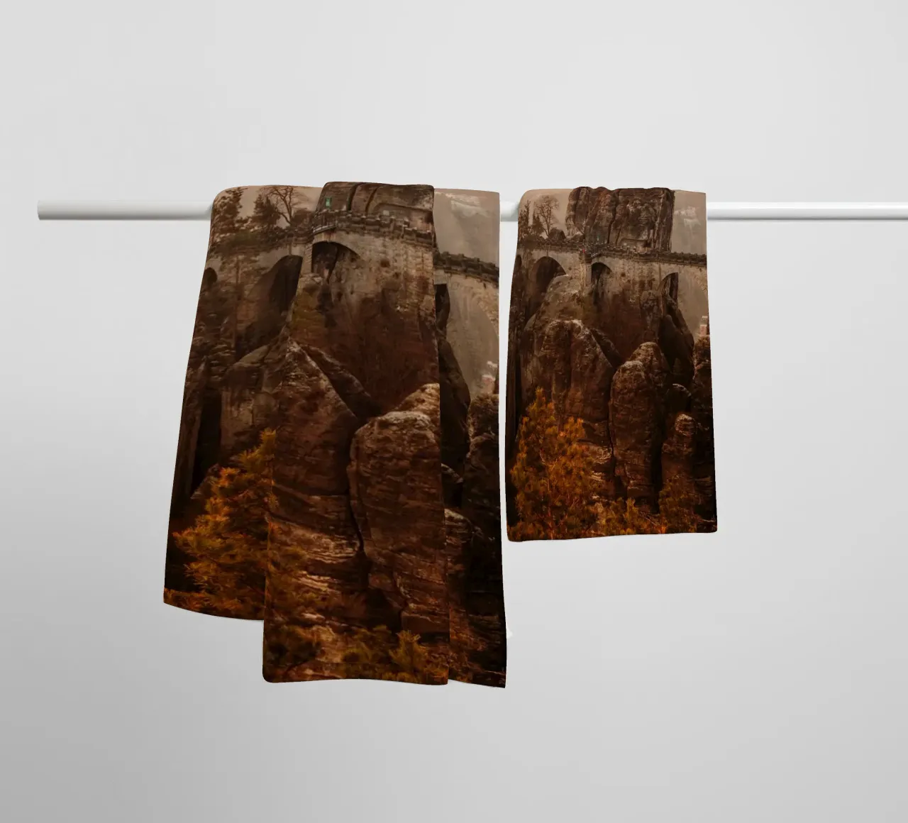 Lever de soleil en Suisse saxonne - vue sur le Bastei serviette de bain de Bold and Retro
