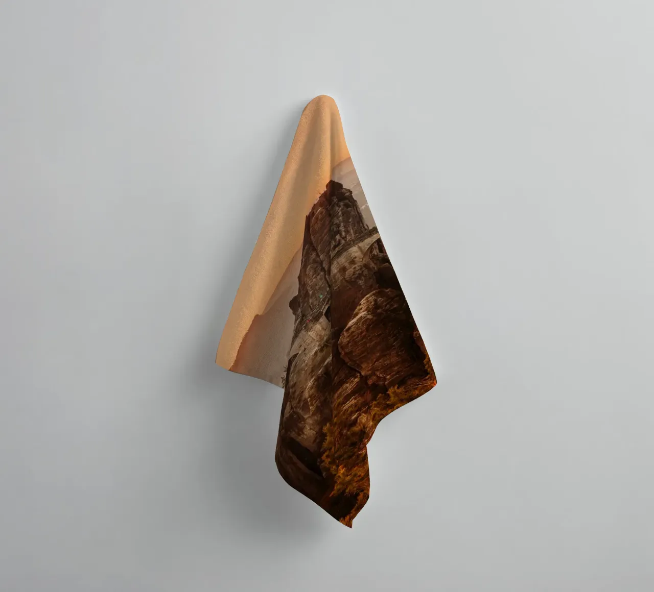 Lever de soleil en Suisse saxonne - vue sur le Bastei serviette de bain de Bold and Retro