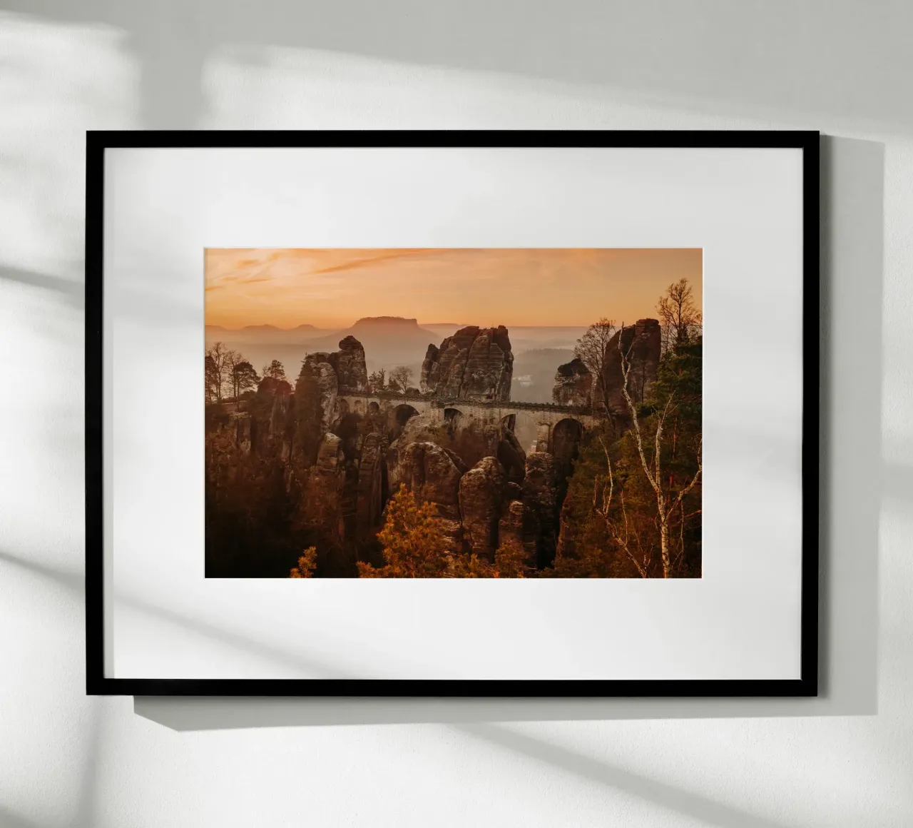 Lever de soleil en Suisse saxonne - vue sur le Bastei hahnemühle de Bold and Retro