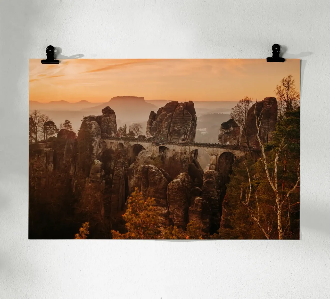 Lever de soleil en Suisse saxonne - vue sur le Bastei hahnemühle de Bold and Retro