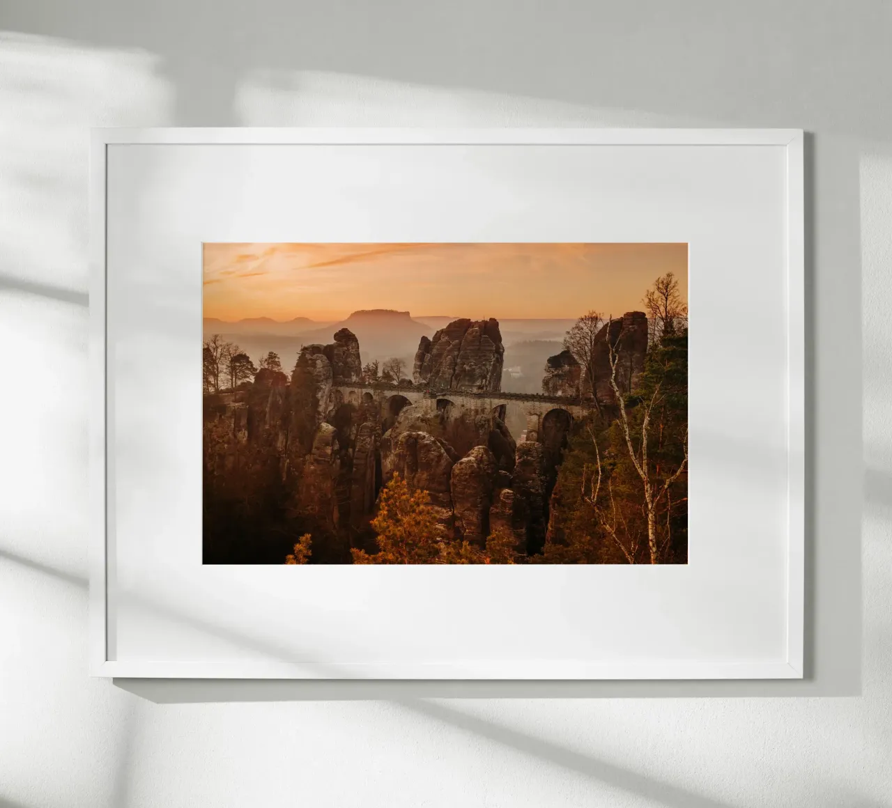 Lever de soleil en Suisse saxonne - vue sur le Bastei hahnemühle de Bold and Retro