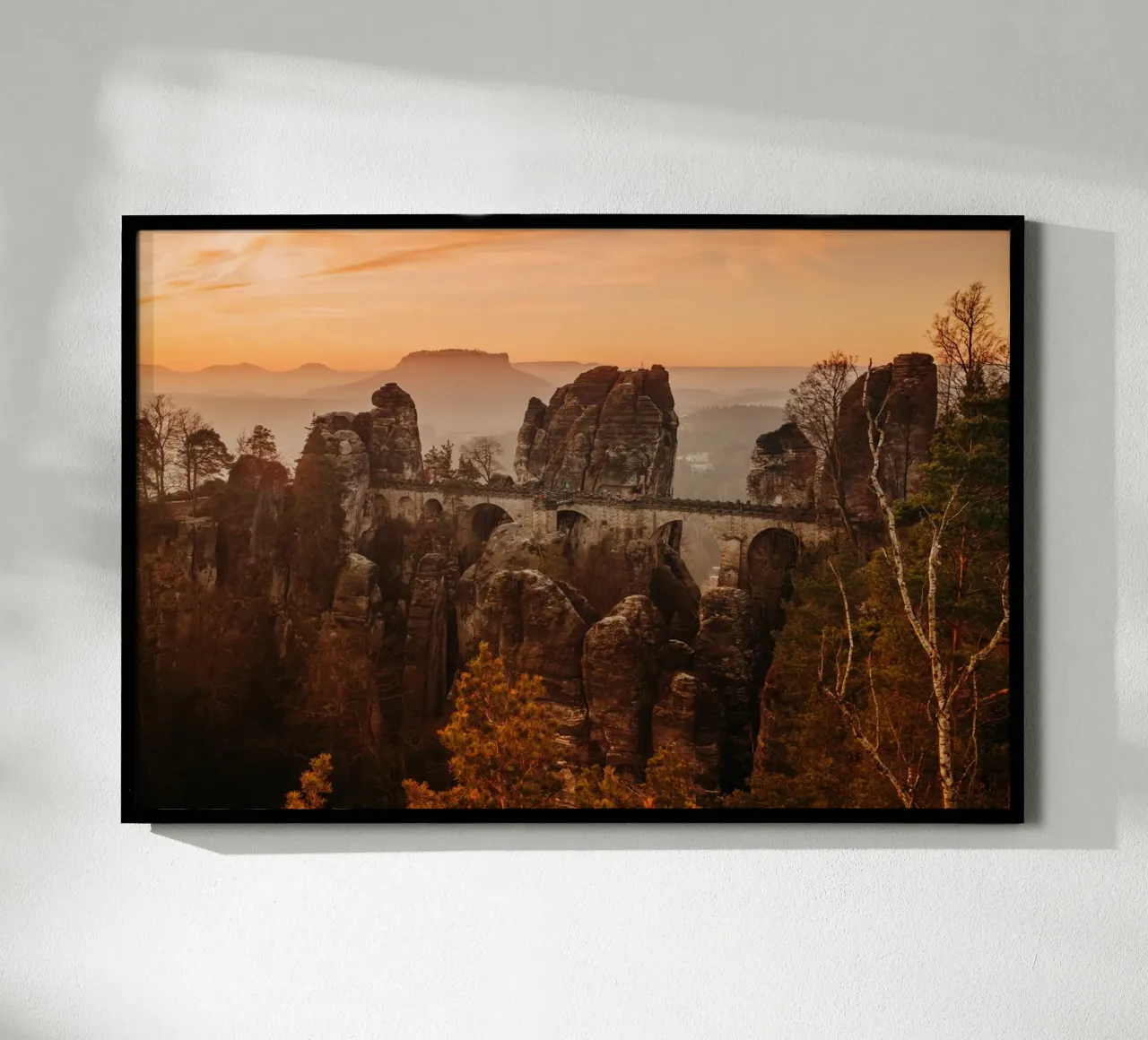 Lever de soleil en Suisse saxonne - vue sur le Bastei hahnemühle de Bold and Retro
