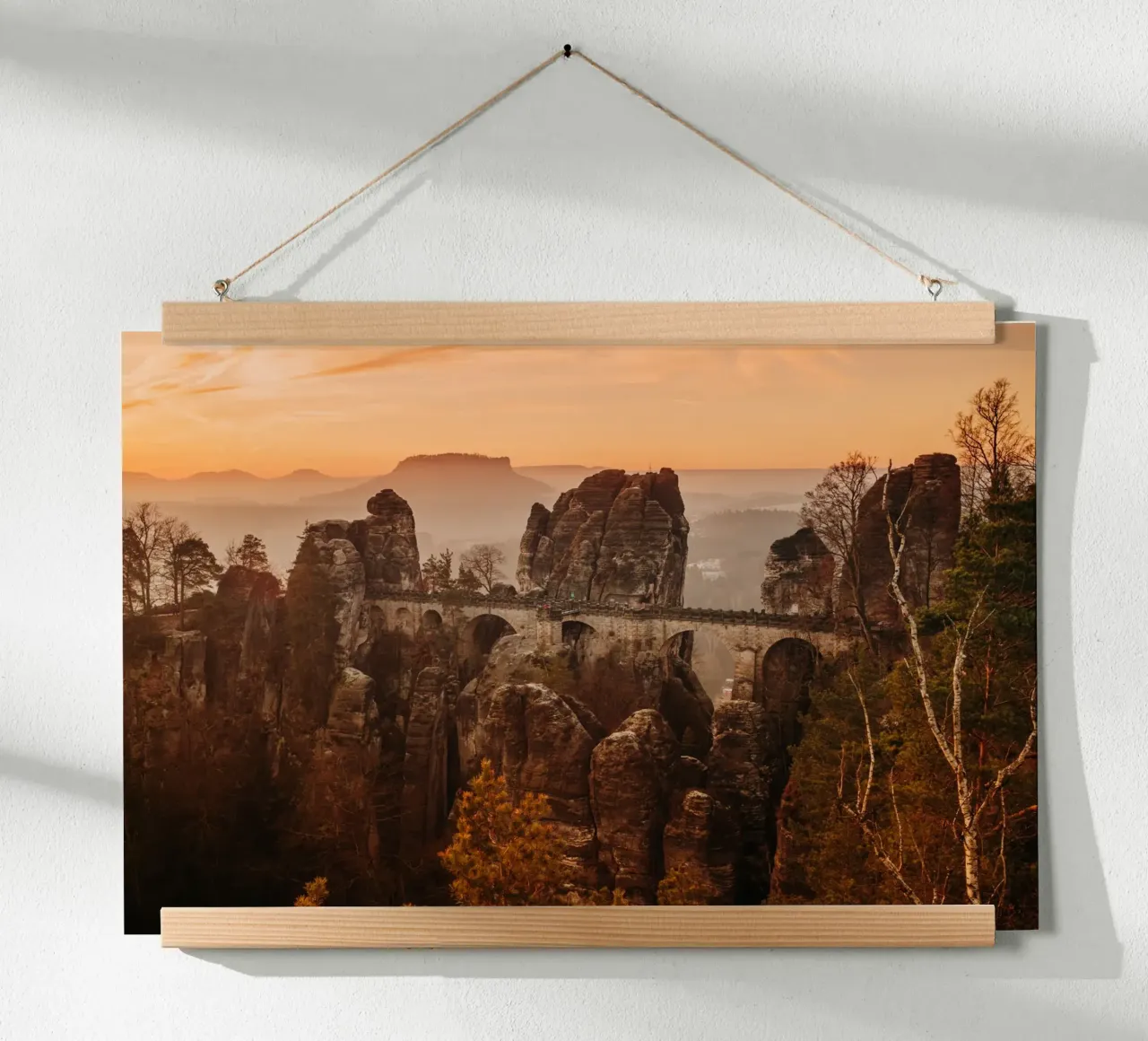 Lever de soleil en Suisse saxonne - vue sur le Bastei hahnemühle de Bold and Retro