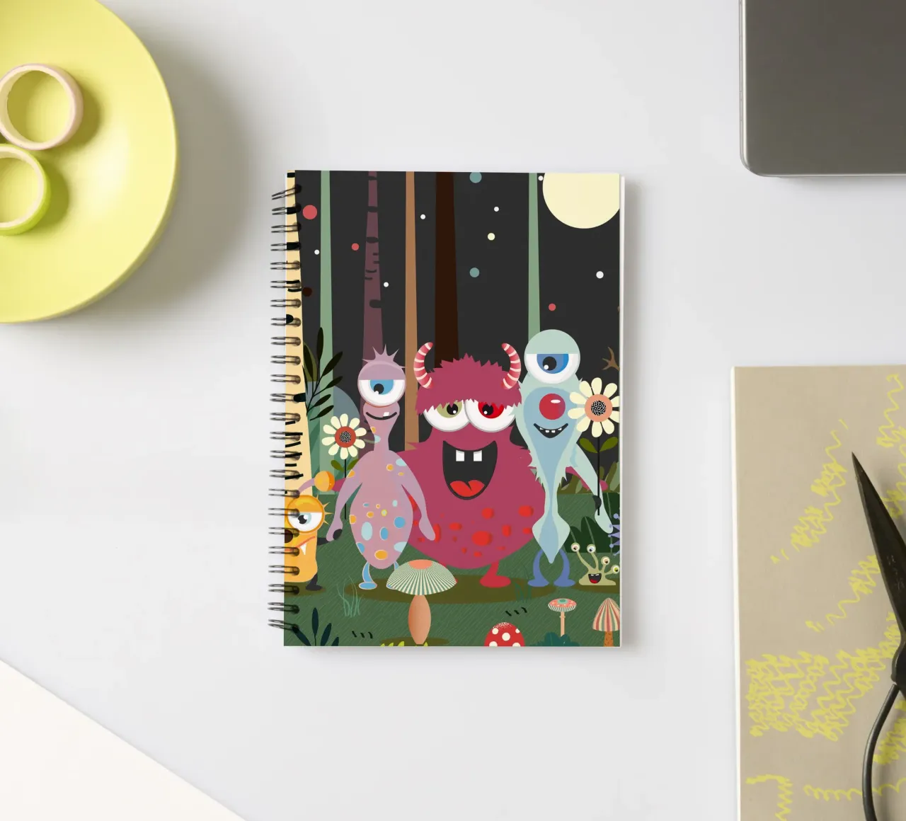 Un groupe de monstres joyeux dans une forêt enchantée carnet à spirale de namosh