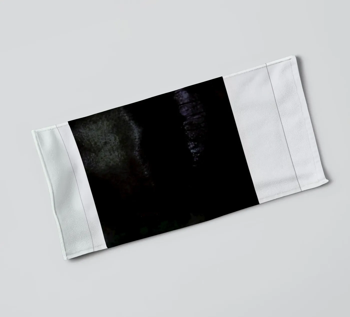 Lips dark badhanddoek van Lou Garoup
