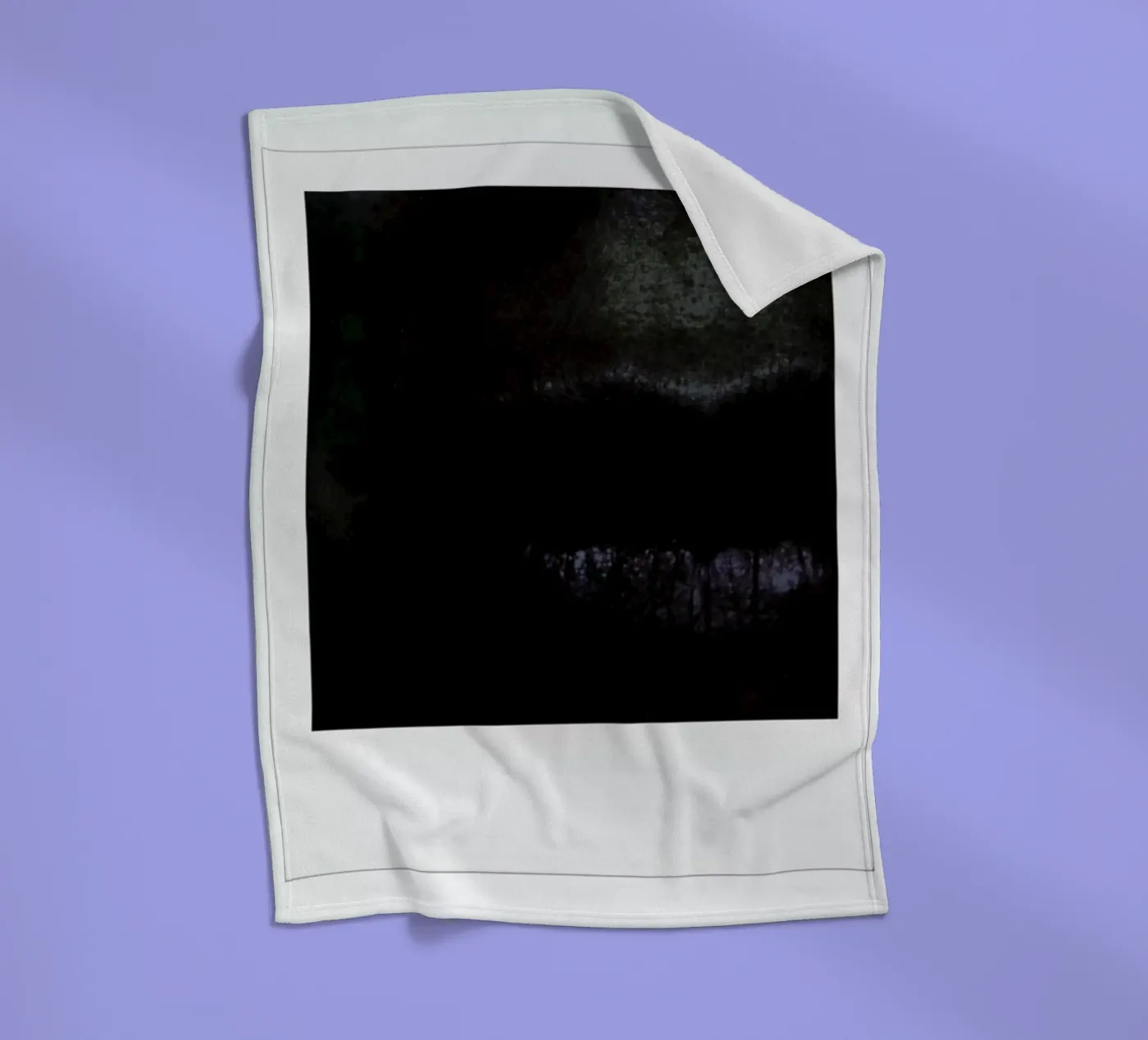Lips dark Fleecedecke von Lou Garoup