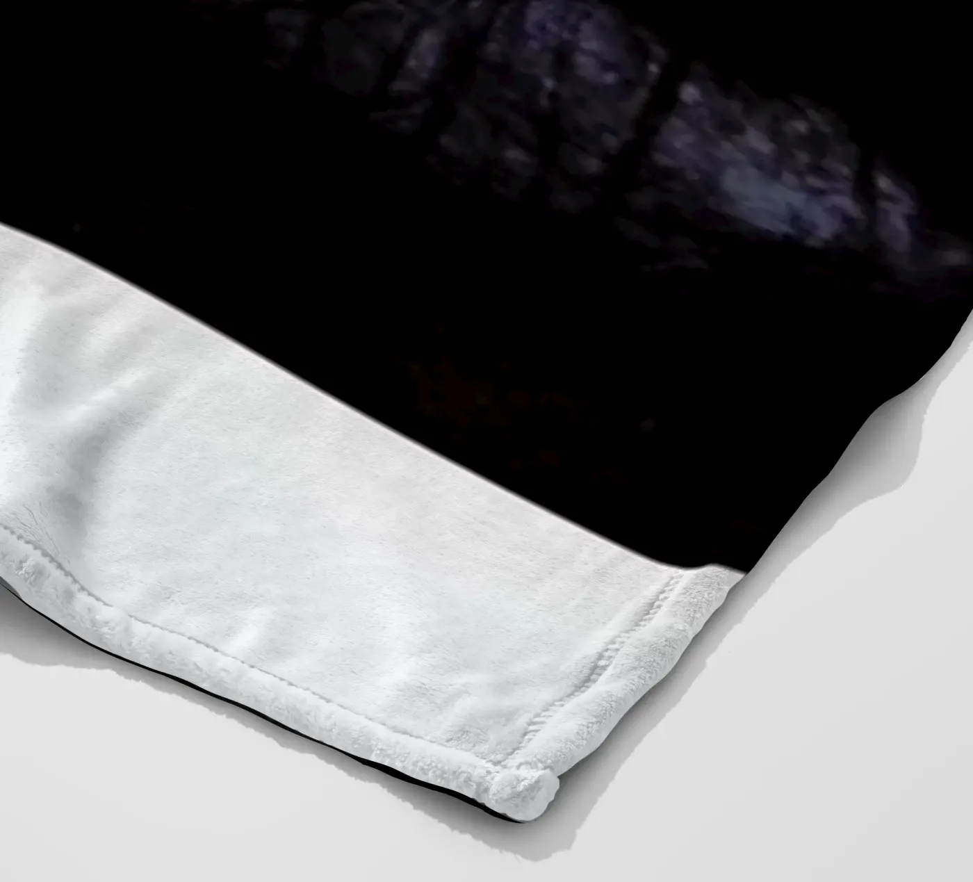 Lips dark Fleecedecke von Lou Garoup