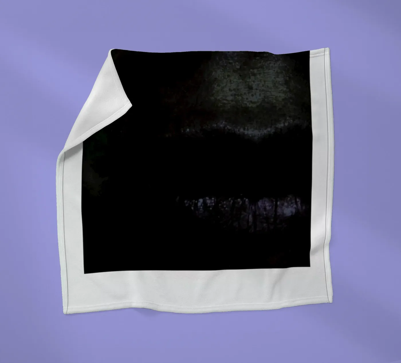 Lips dark Fleecedecke von Lou Garoup