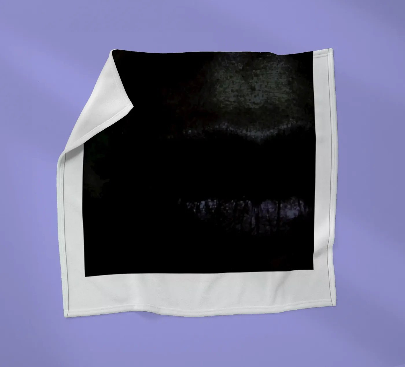 Lips dark Fleecedecke von Lou Garoup