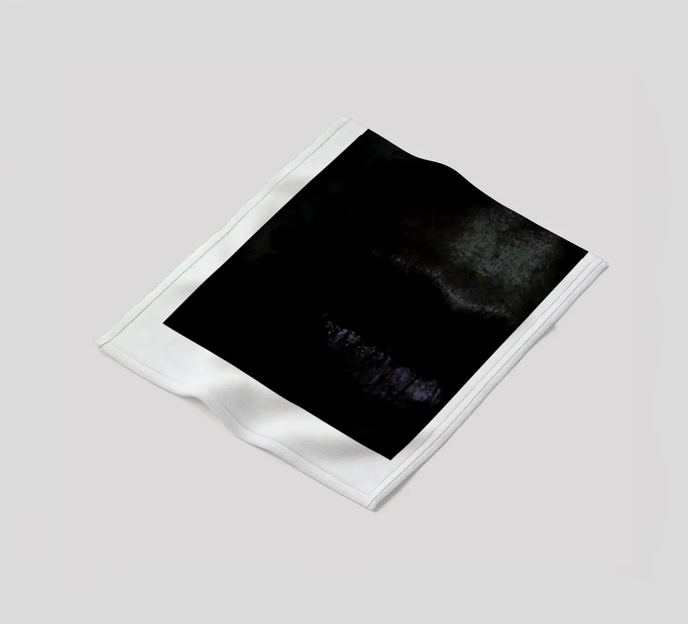 Lips dark Fleecedecke von Lou Garoup